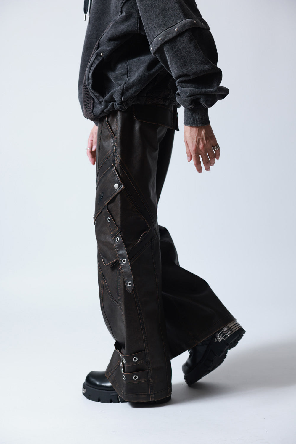 【P.N UNDERGROUND】加工PU ワイドカーゴパンツ (745413)