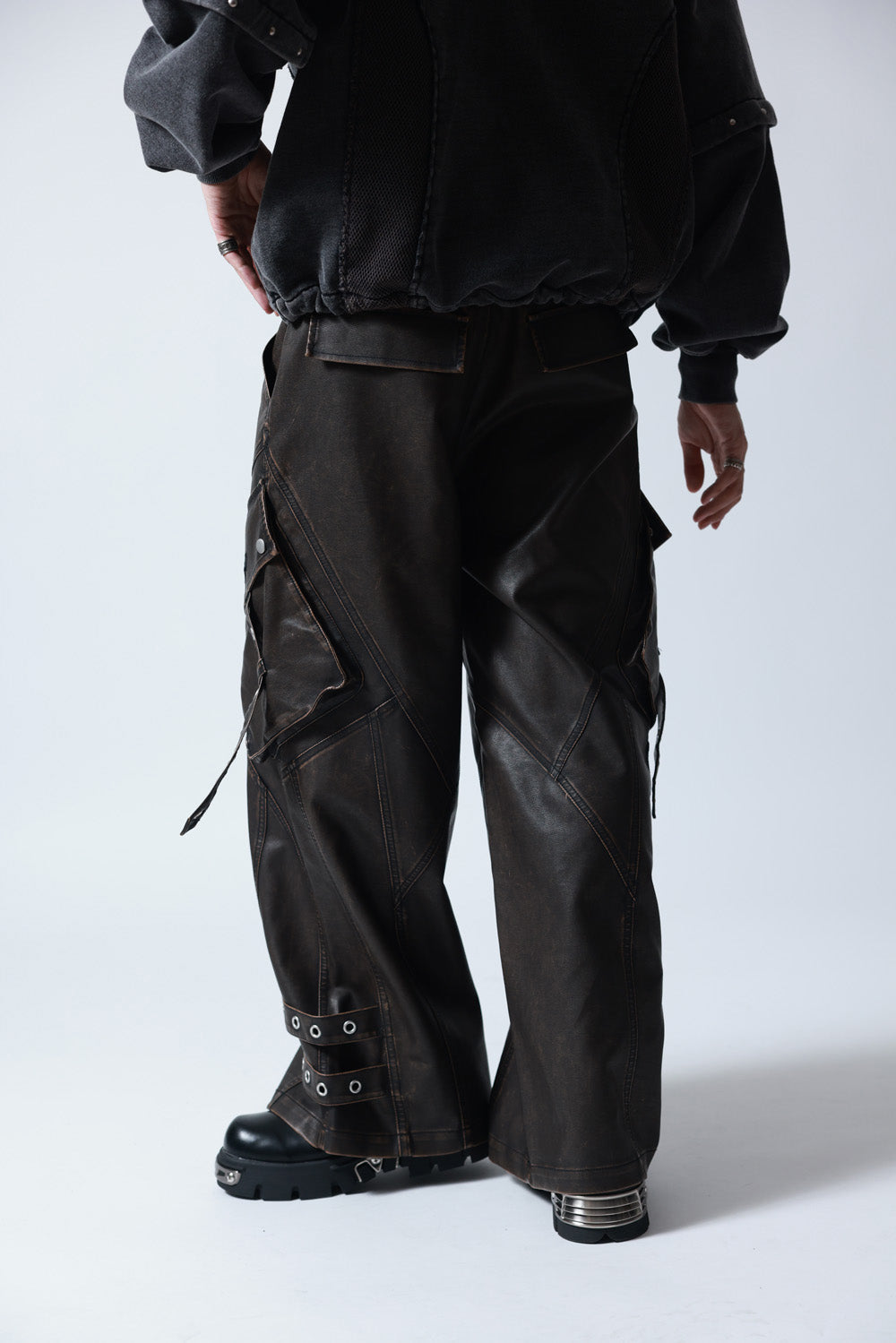 【P.N UNDERGROUND】加工PU ワイドカーゴパンツ (745413)