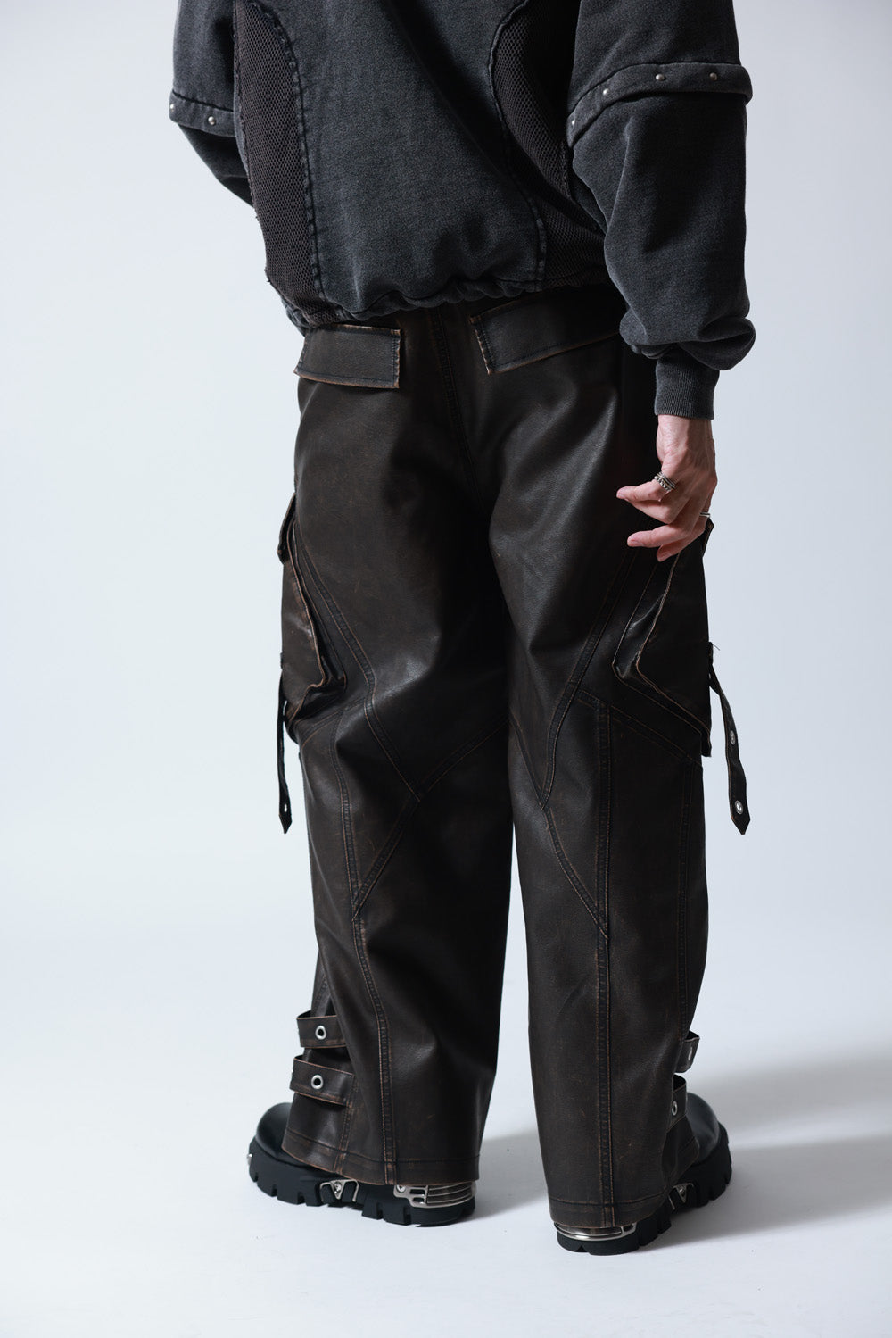 【P.N UNDERGROUND】加工PU ワイドカーゴパンツ (745413)