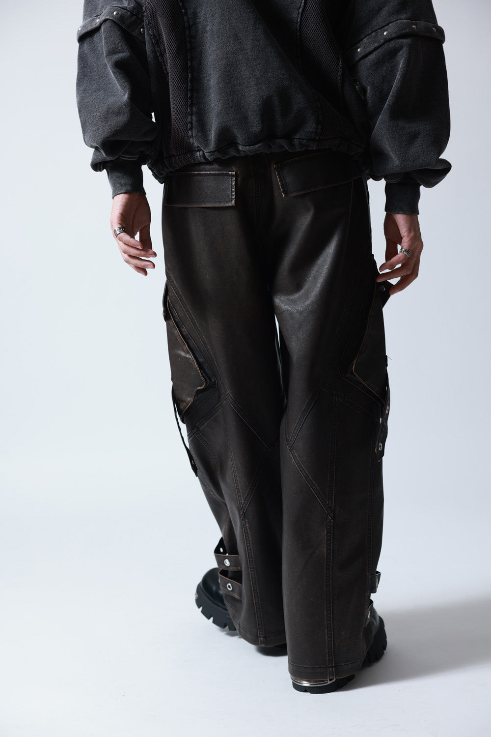 【P.N UNDERGROUND】加工PU ワイドカーゴパンツ (745413)
