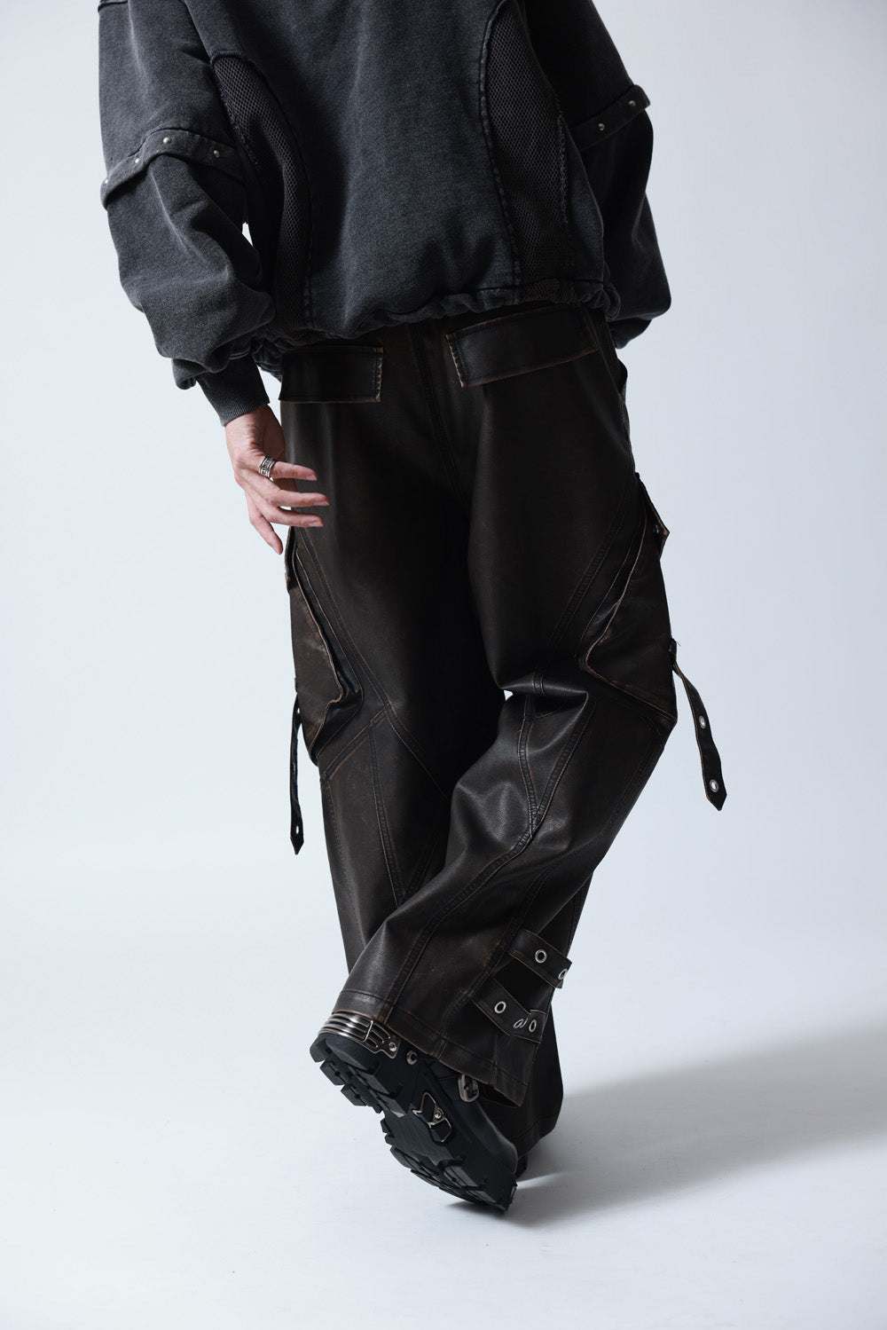 【P.N UNDERGROUND】加工PU ワイドカーゴパンツ (745413)