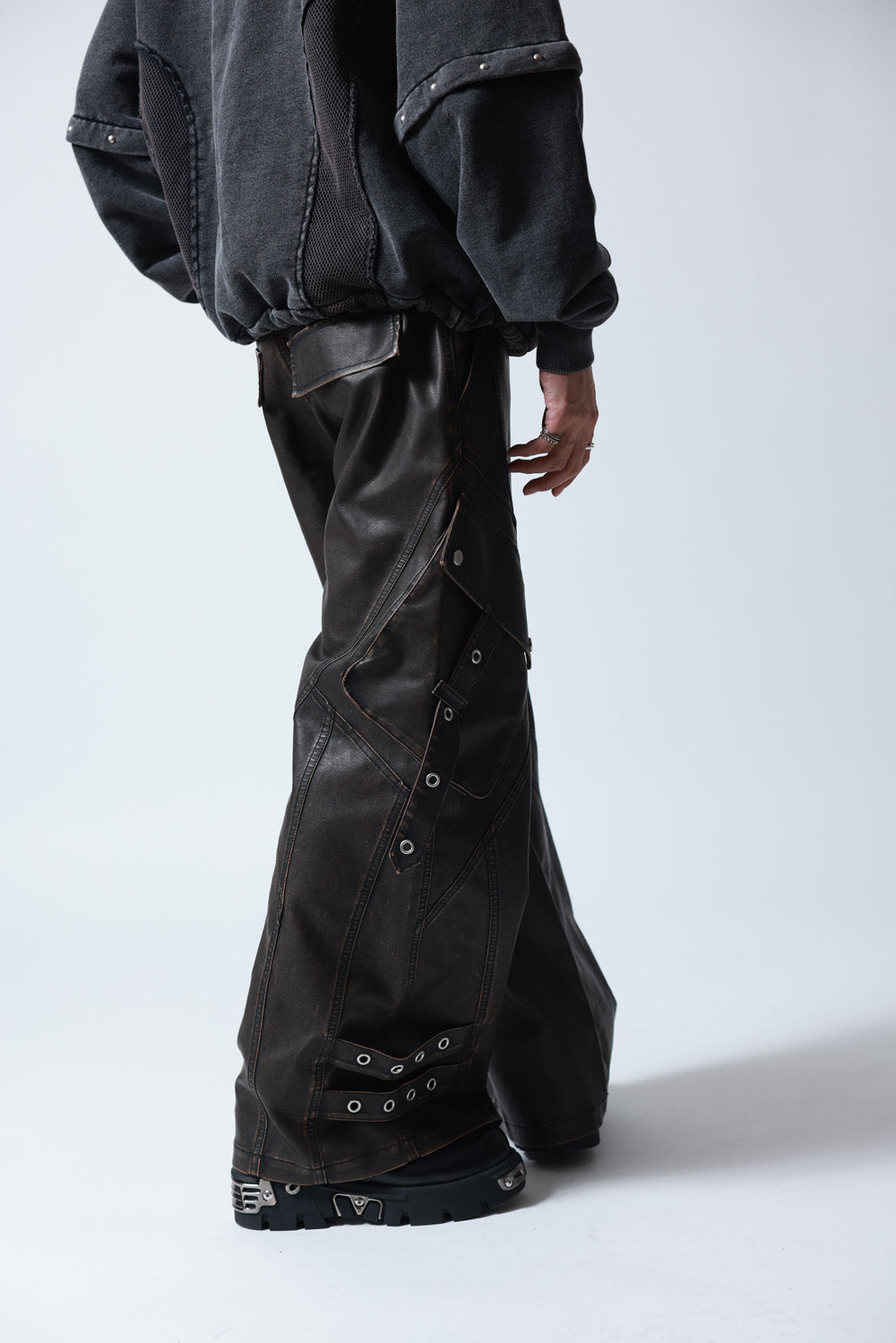 【P.N UNDERGROUND】加工PU ワイドカーゴパンツ (745413)