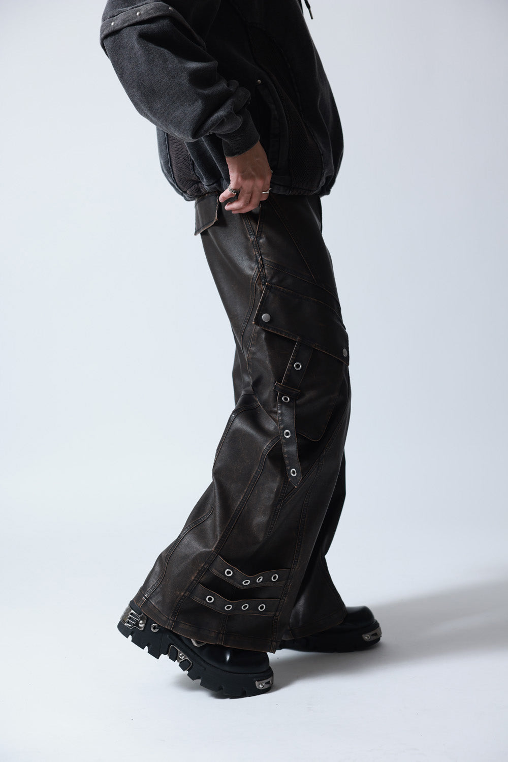 【P.N UNDERGROUND】加工PU ワイドカーゴパンツ (745413)