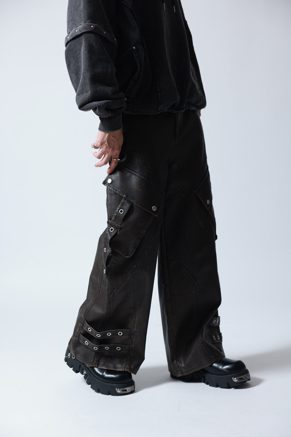 【P.N UNDERGROUND】加工PU ワイドカーゴパンツ (745413)