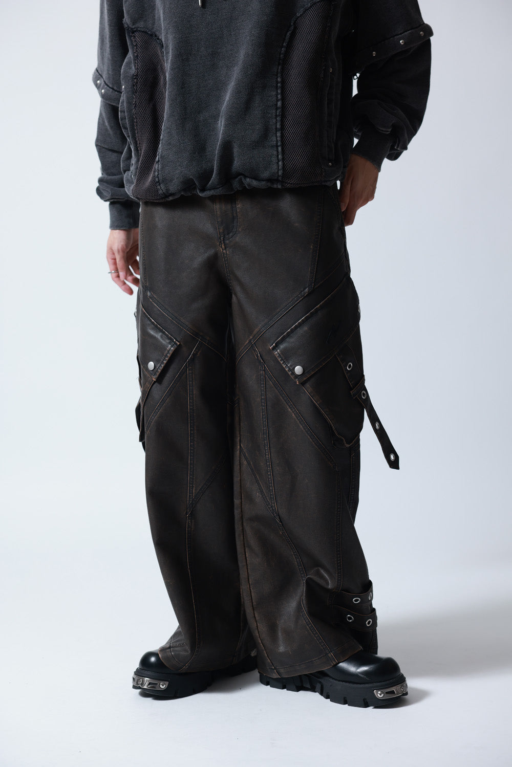 【P.N UNDERGROUND】加工PU ワイドカーゴパンツ (745413)