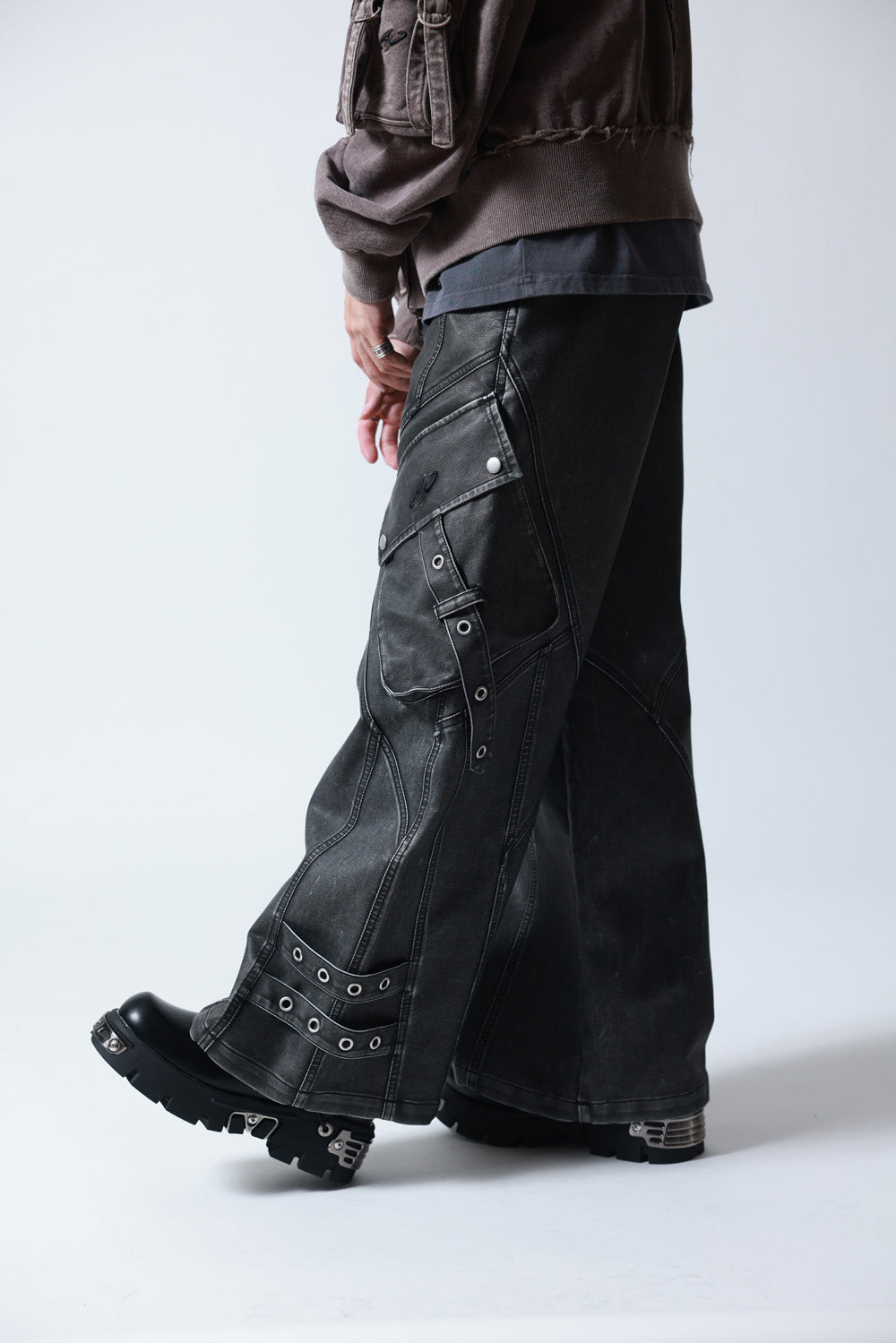 【P.N UNDERGROUND】加工PU ワイドカーゴパンツ (745413)