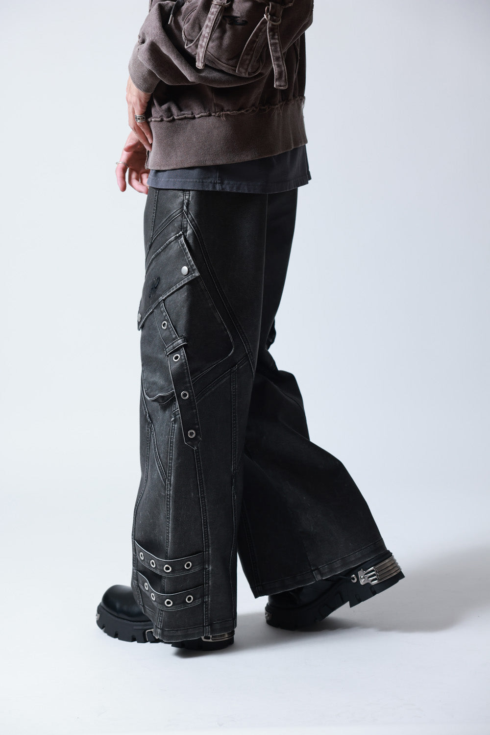 【P.N UNDERGROUND】加工PU ワイドカーゴパンツ (745413)