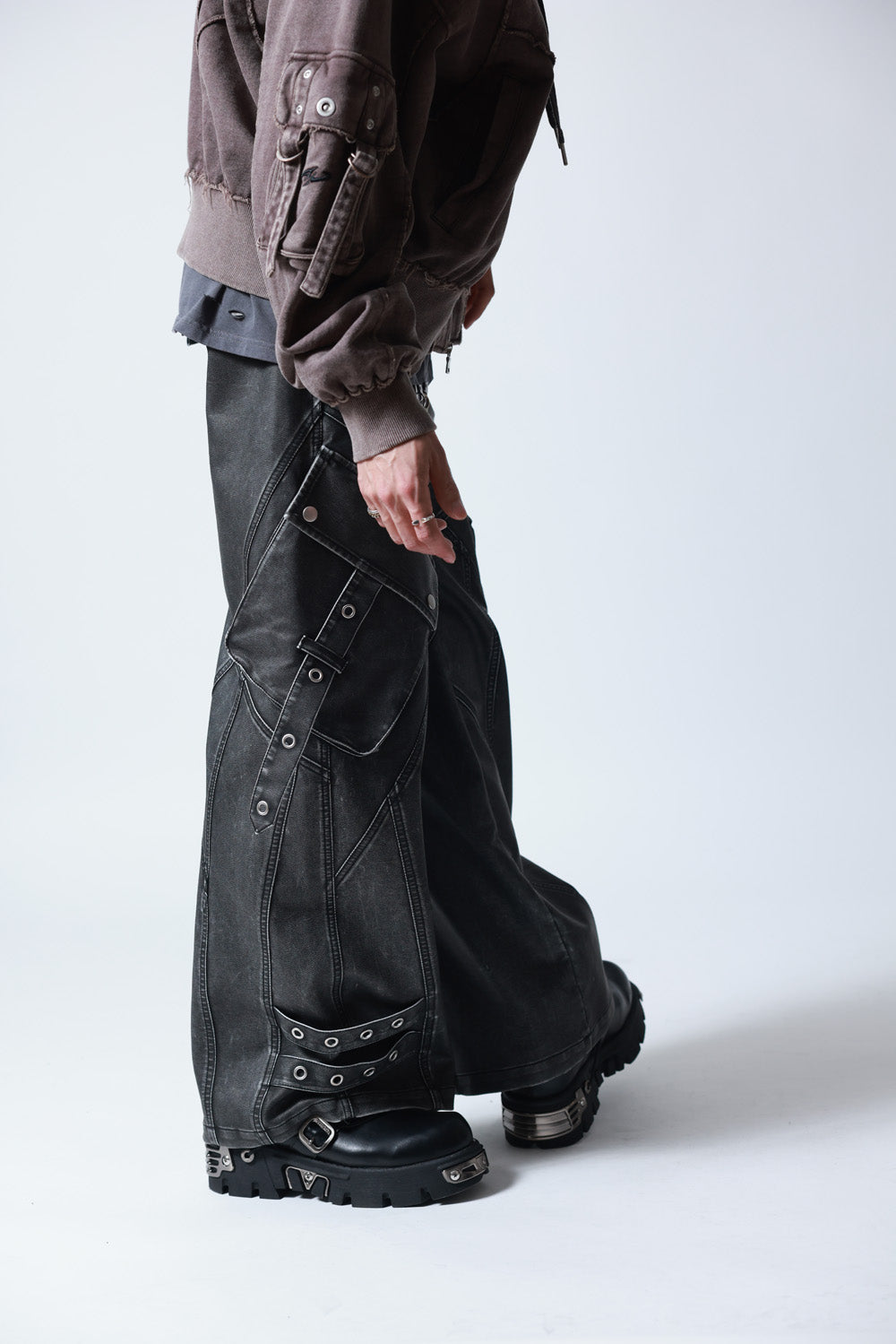 【P.N UNDERGROUND】加工PU ワイドカーゴパンツ (745413)