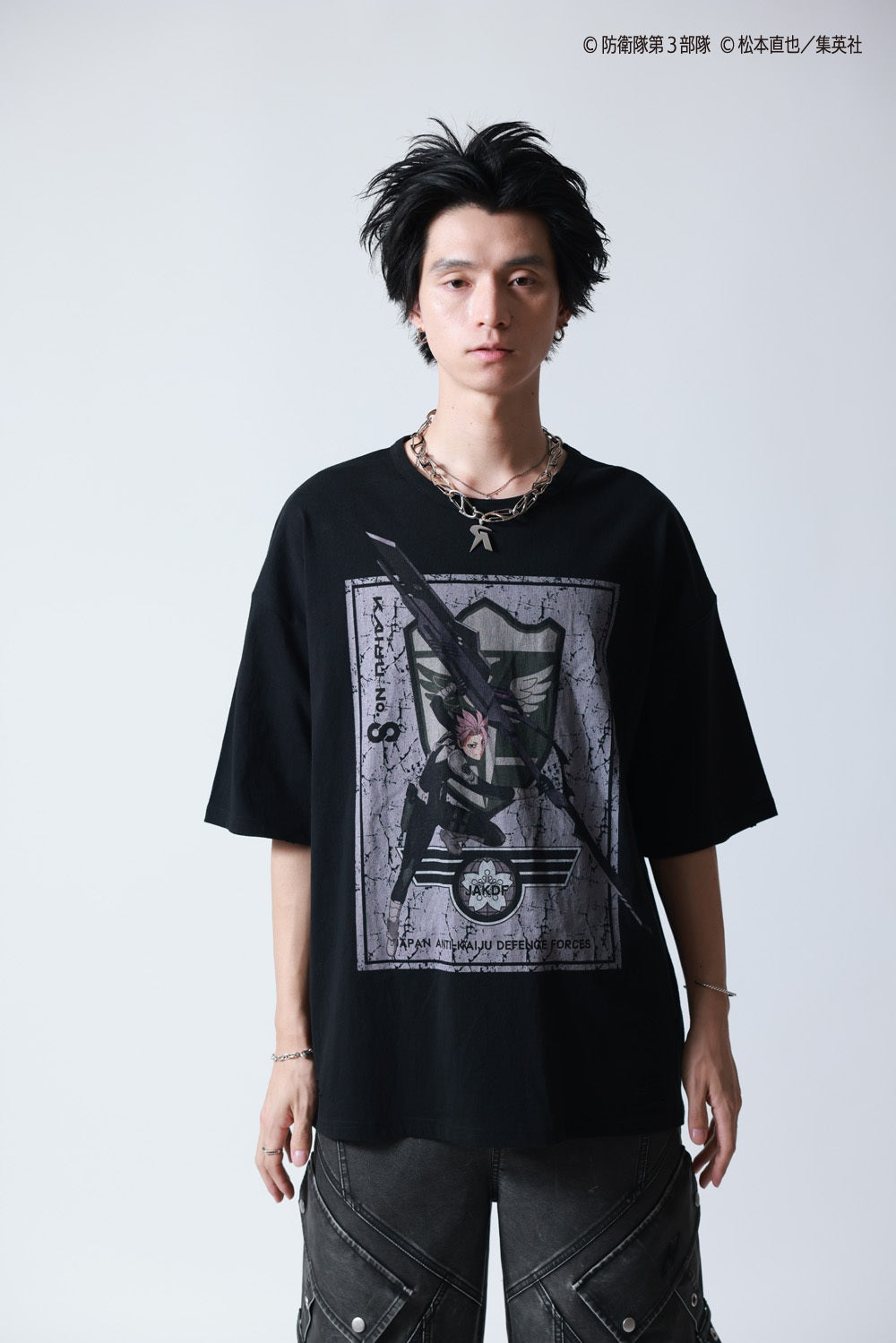 【P.N UNDERGROUND×怪獣８号】鳴海 弦ダメージ TEE (745607)