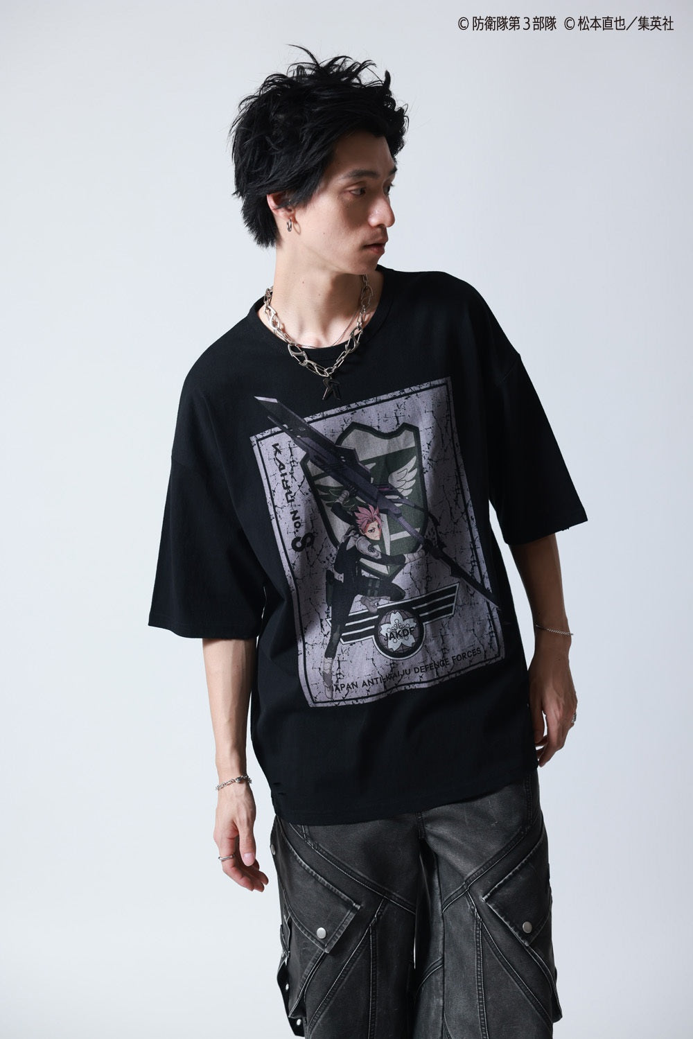 【P.N UNDERGROUND×怪獣８号】鳴海 弦ダメージ TEE (745607)