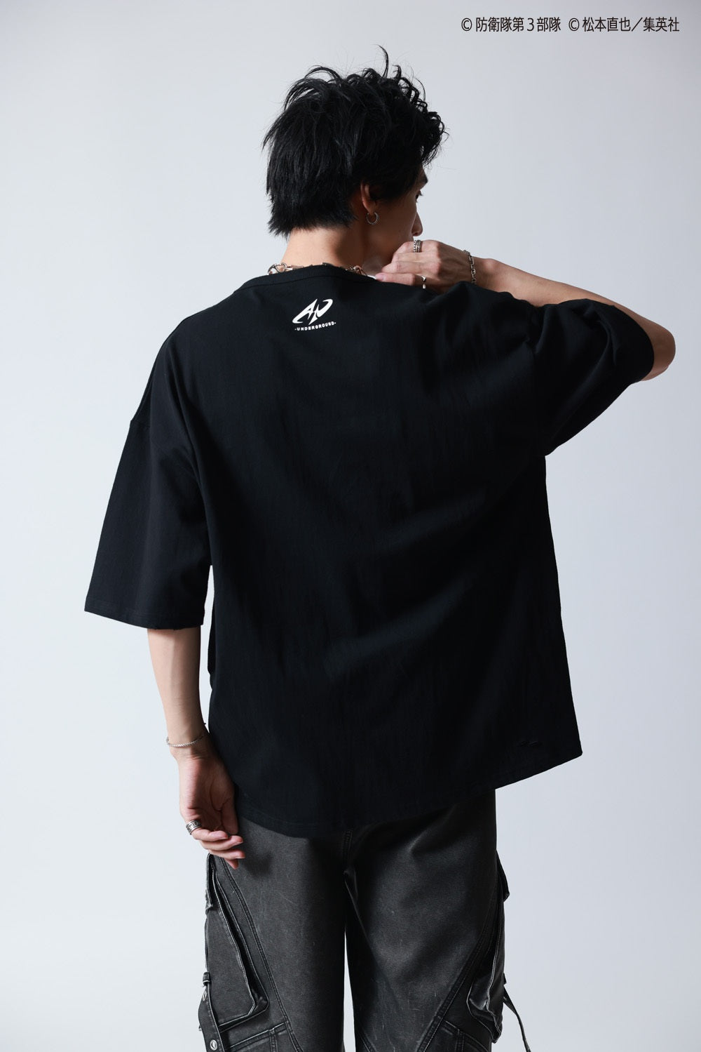 【P.N UNDERGROUND×怪獣８号】鳴海 弦ダメージ TEE (745607)