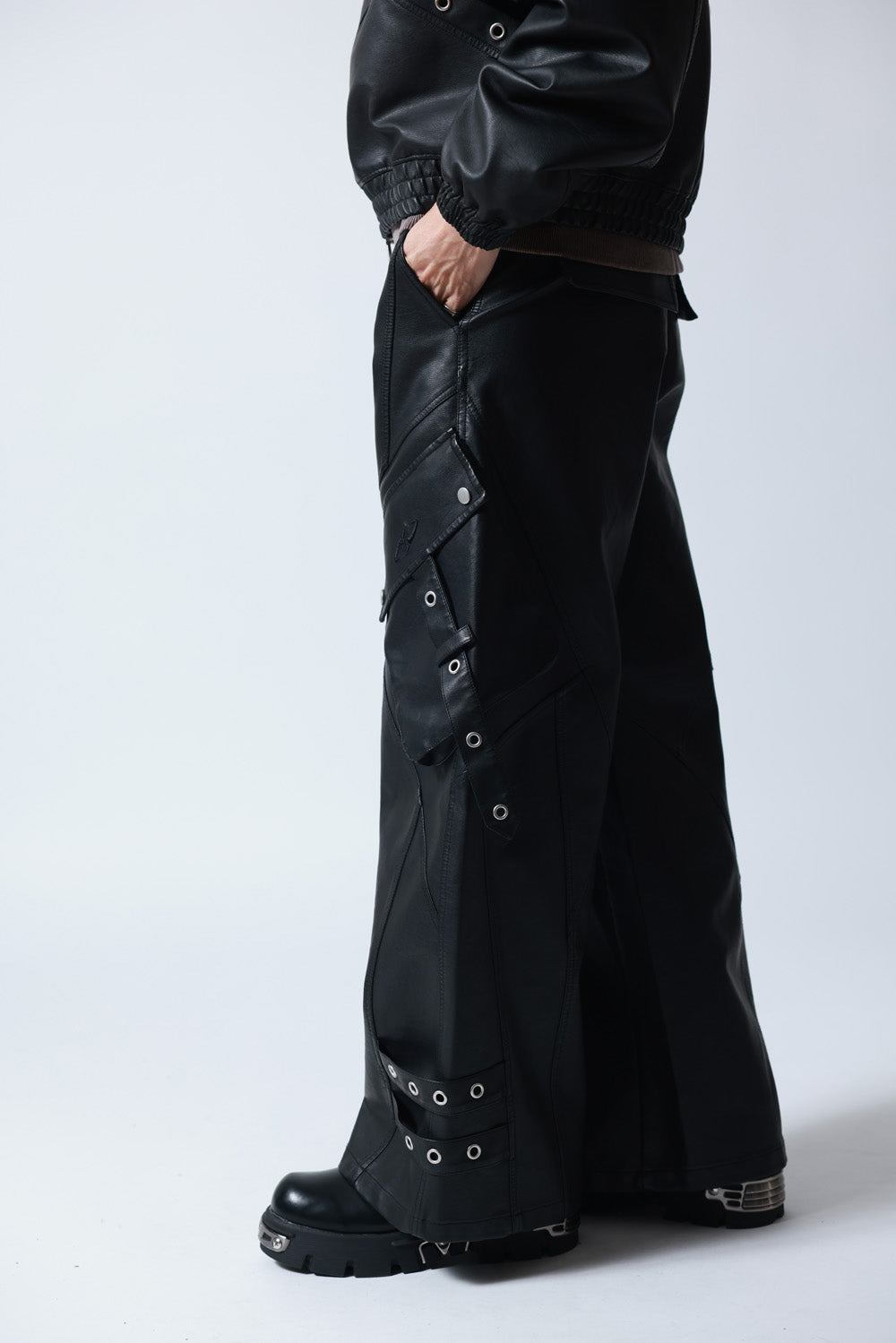 【P.N UNDERGROUND】加工PU ワイドカーゴパンツ (745413)