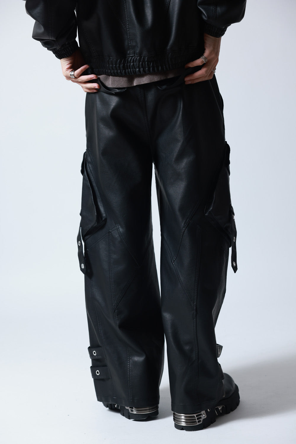 【P.N UNDERGROUND】加工PU ワイドカーゴパンツ (745413)