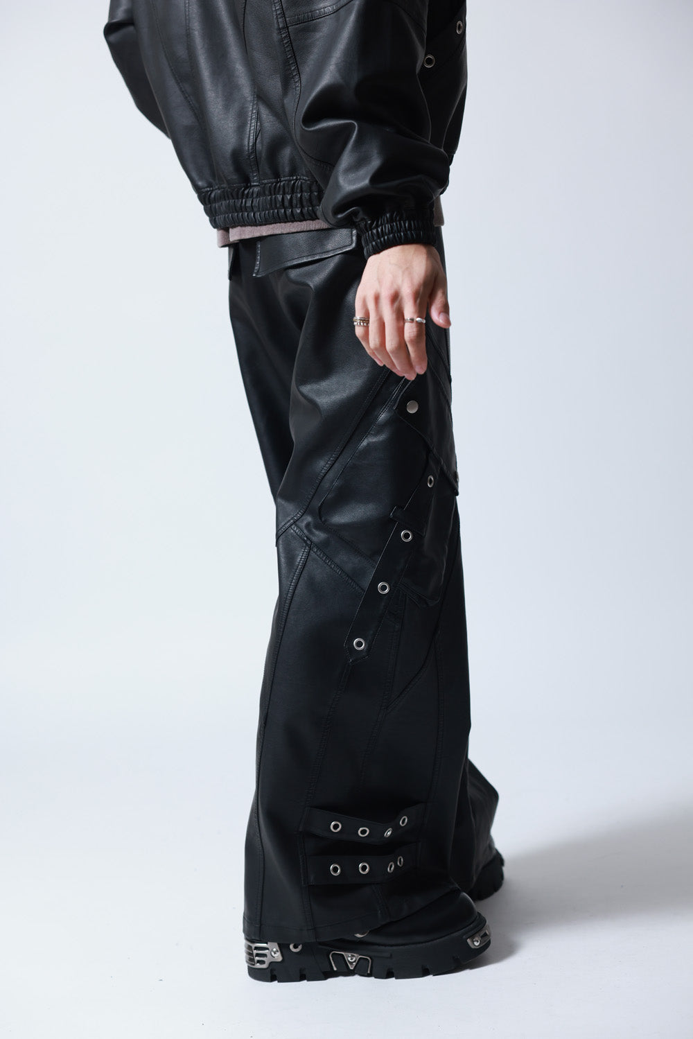 【P.N UNDERGROUND】加工PU ワイドカーゴパンツ (745413)