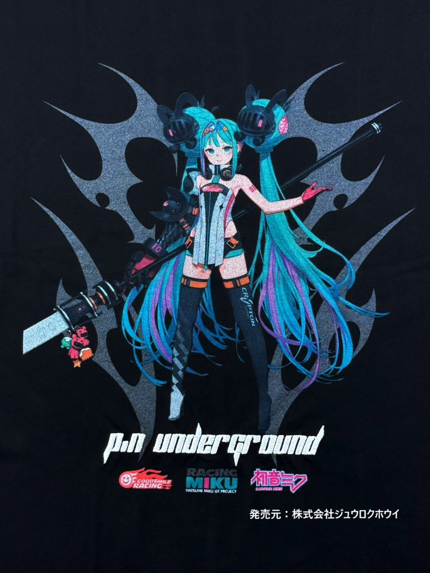 【P.N UNDERGROUND × RACING MIKU】フロントレーシングミクTEE (726411)